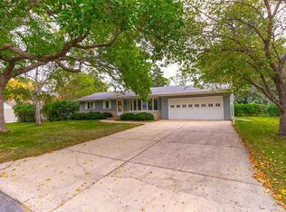 1625 Raleigh Dr, Burnsville, MN 55337