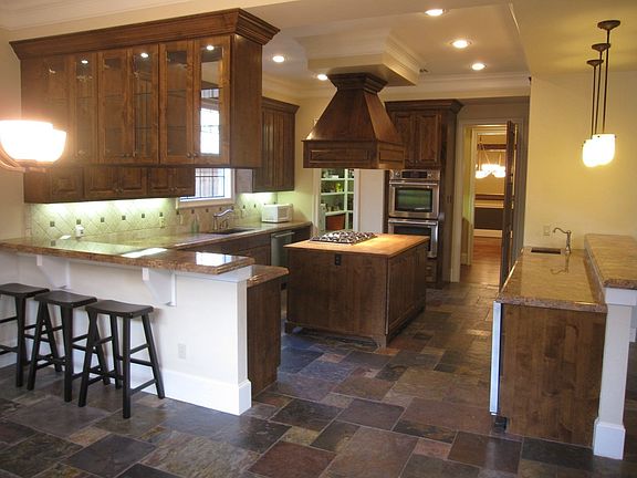 Chef's kitchen w/ island and top grade appliances