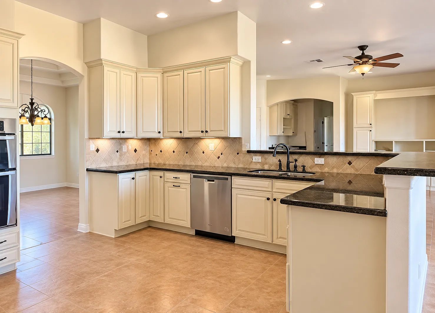 5 bed, 2691 sqft, $3,200 — Photo 3