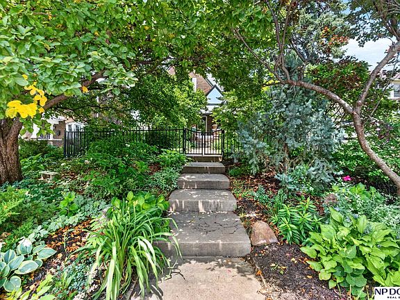3rd image of 5636 Leavenworth St