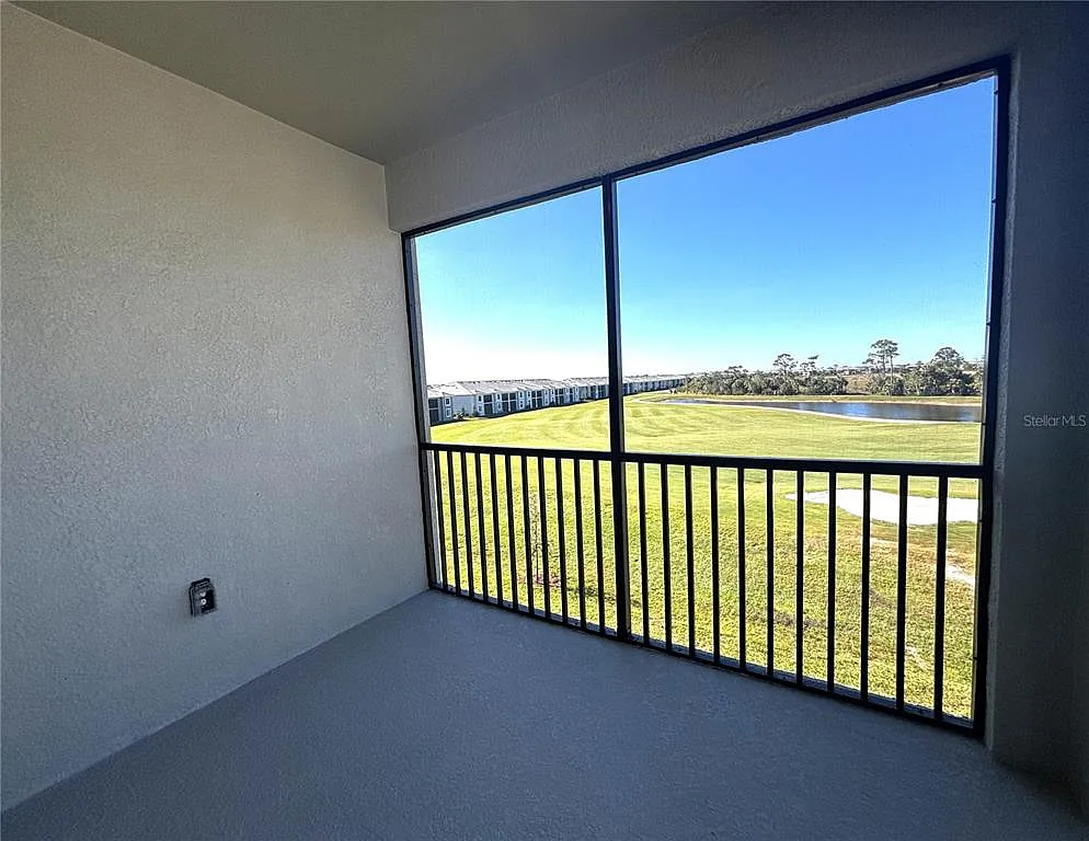 3 bed, 2.0 bath, 1301 sqft, $2,195 — Photo 2