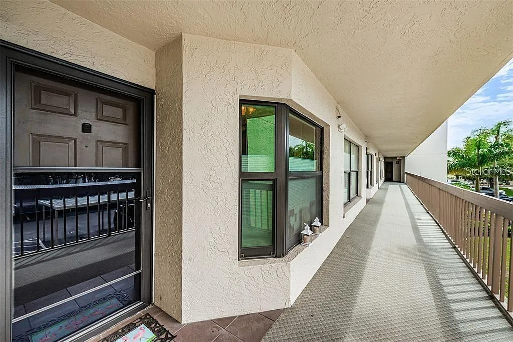Building Photo - 1324 Pasadena Ave S #205