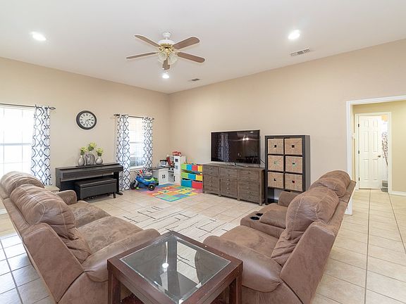 5th image of 404 Idlewilde Dr