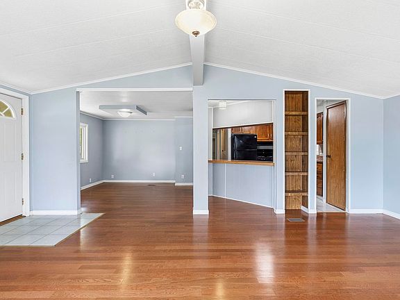 5th image of 1047 E Smith St