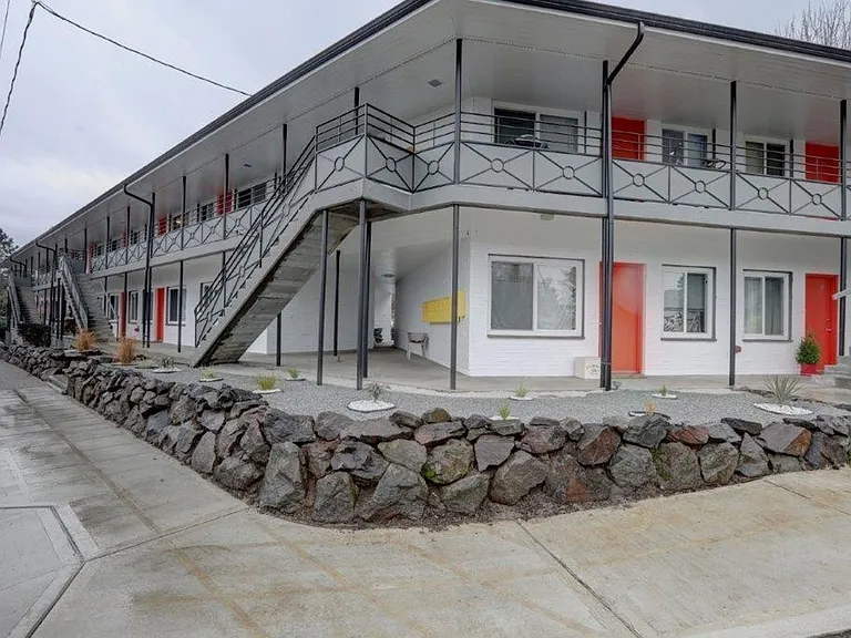 BC08-1 - Upland Terrace — Photo 1