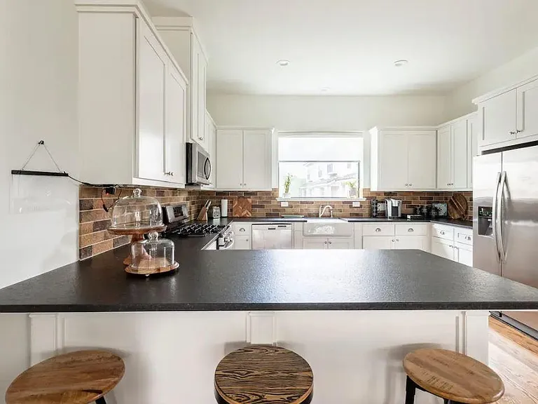 2525 Calumet St — Photo 6