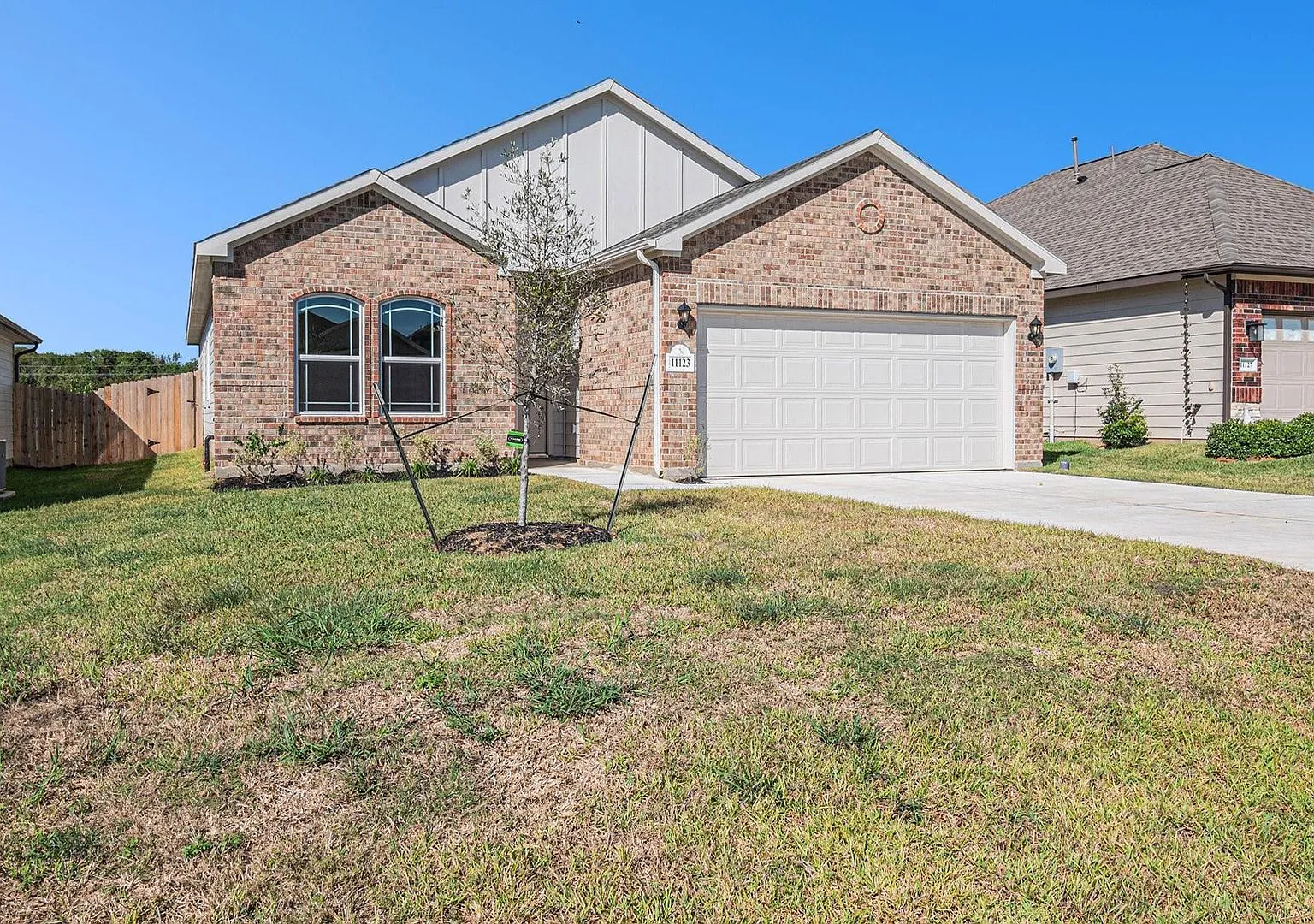 Never Lived In Spacious 4 Bedroom In Clear View Estates — Photo 1