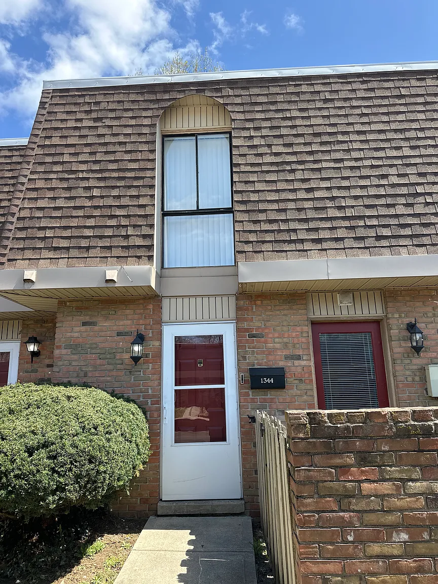 1344 Tishman Ln photo 1
