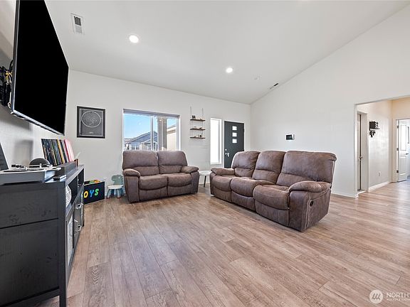 5th image of 2394 Chelan Street