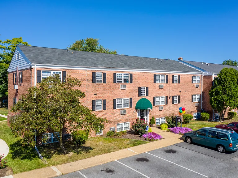 Cedarwood Apartments — Photo 2