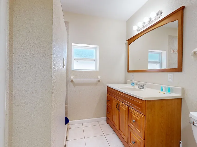 811 33rd St W — Photo 31