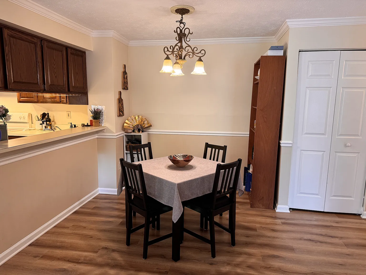 2 bed, 1054 sqft, $1,899 — Photo 3