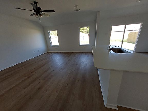 3rd image of 1408 Manor Ct