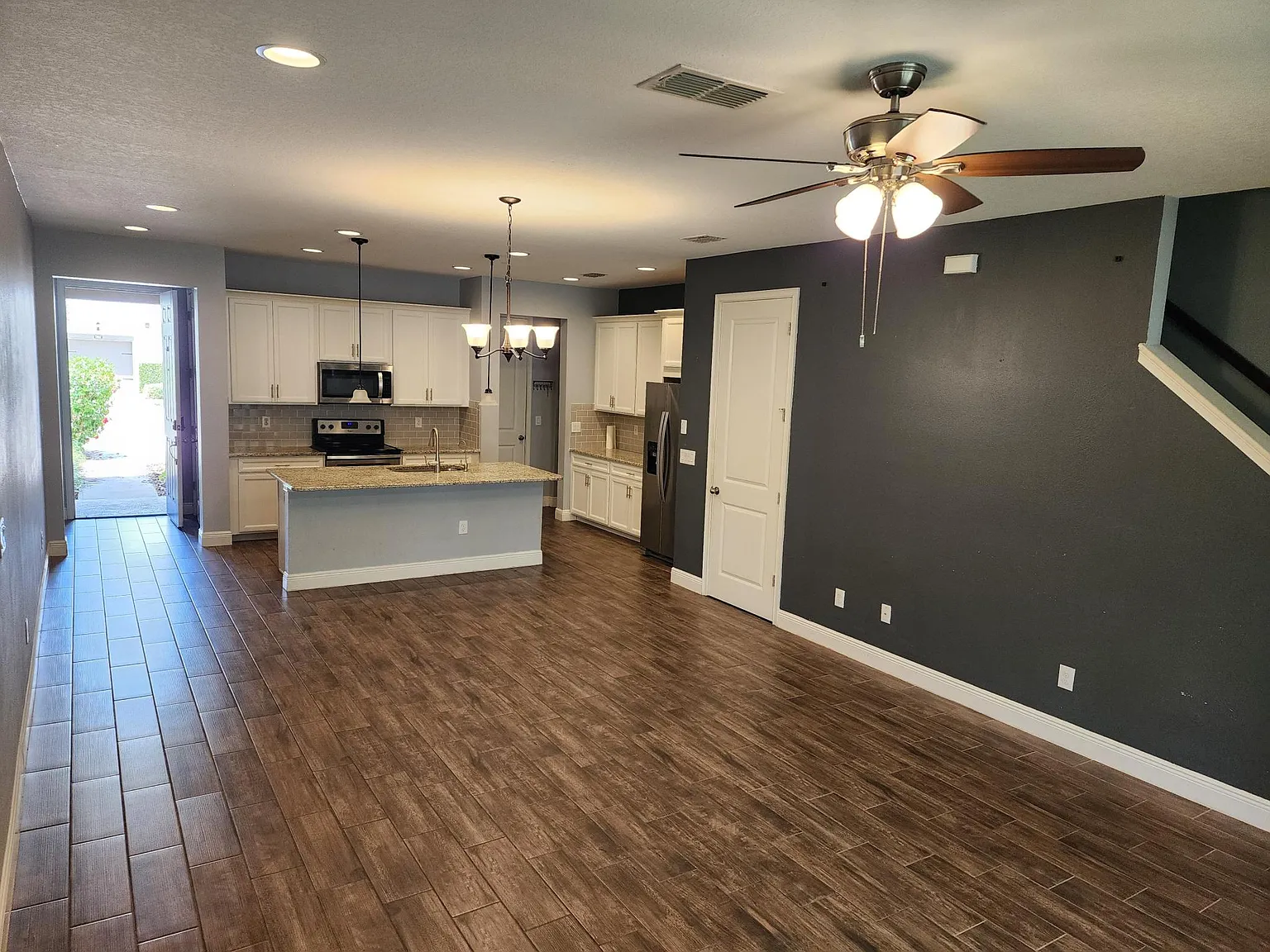 3 bed, 2.5 bath, 1961 sqft, $2,500 — Photo 3