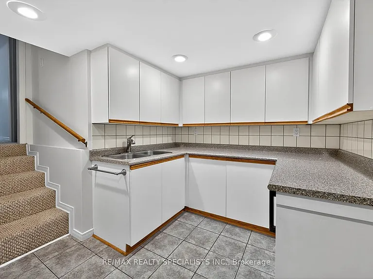 1912 Bonnymede Dr #LOWER — Photo 13