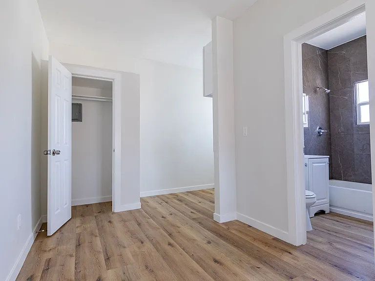 South Kenmore Apartments — Photo 11