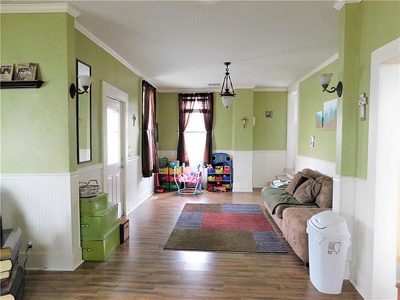 4th image of 208 E 1st St