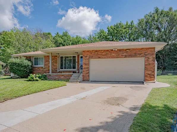 4624 Cherrywood Ln, Sioux City, IA 51106