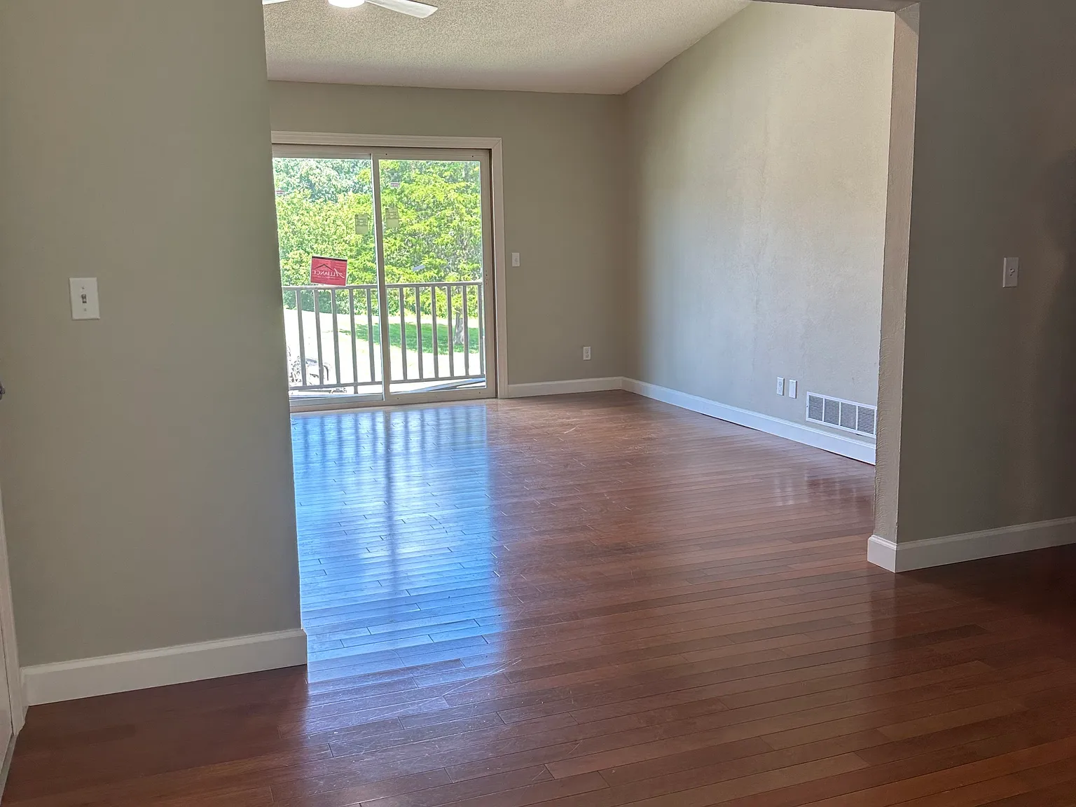 3 bed, 1131 sqft, $1,350 — Photo 2