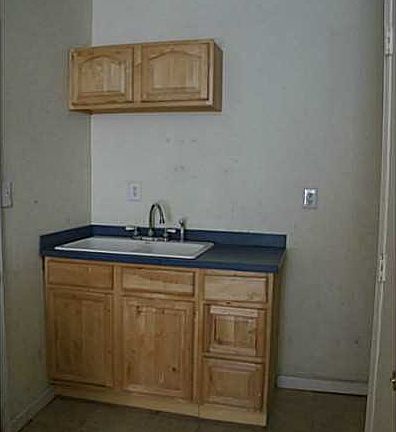 5th image of 816 W 38th St APT 1