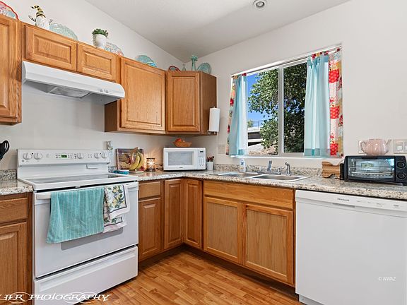4th image of 3396 N Park Pl