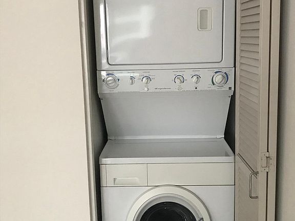 4th image of 425 W Beech St Unit 1005