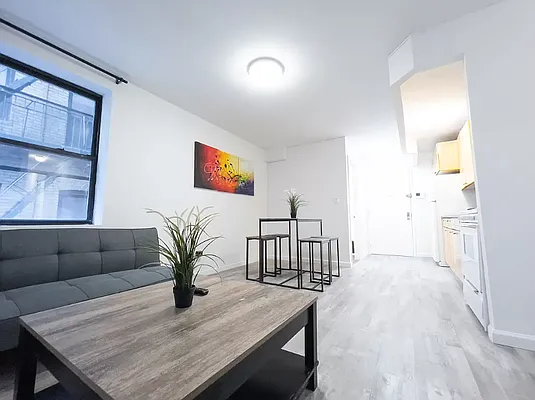 Rented by Avenues Real Estate | media 28