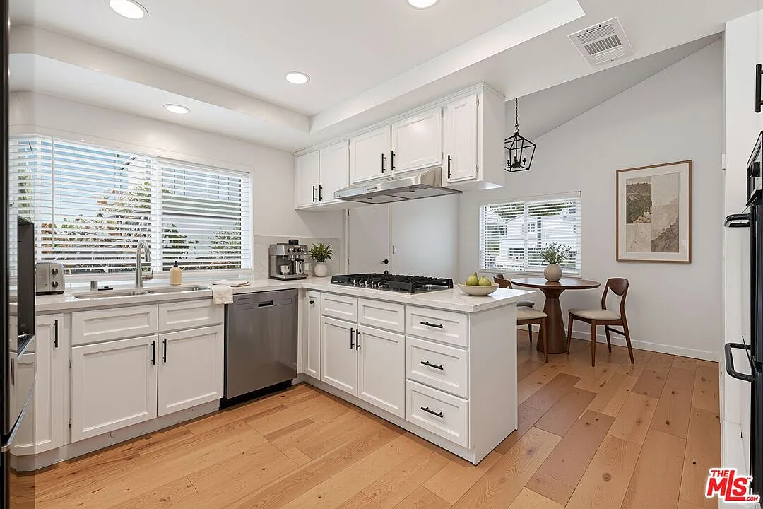 4 bed, 3.0 bath, 2504 sqft, $9,600 — Photo 4