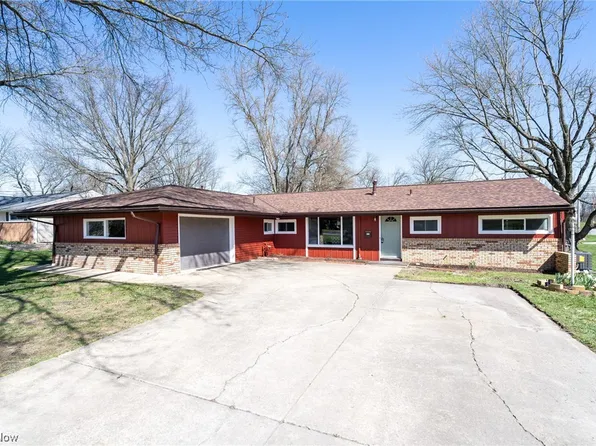 17 Edgewood Dr, Grafton, OH 44044