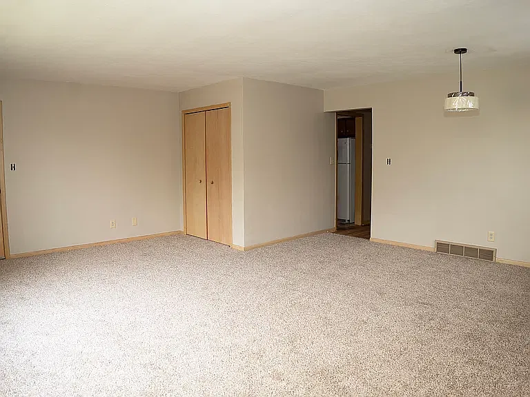 3 bed, 1200 sqft, $1,600 — Photo 2