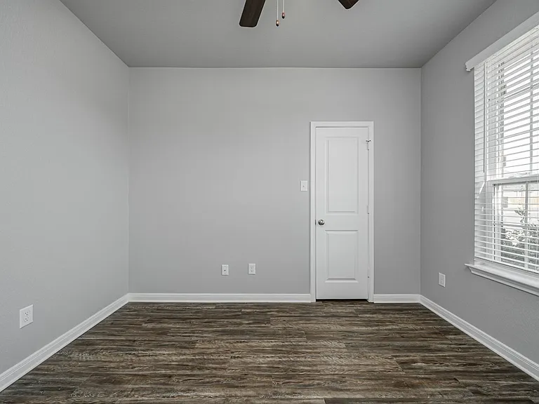 1368 Kingsgate Dr — Photo 37