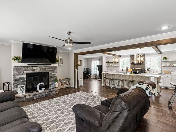 3rd image of 412 Mullinax Cir
