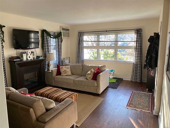 3rd image of 208 Lincoln Blvd