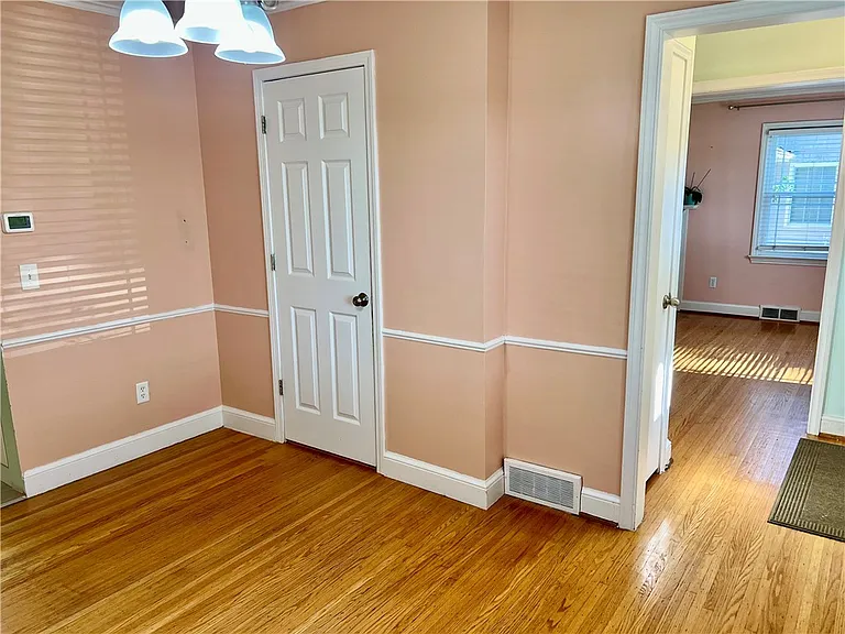 1161 Winton Rd S — Photo 15