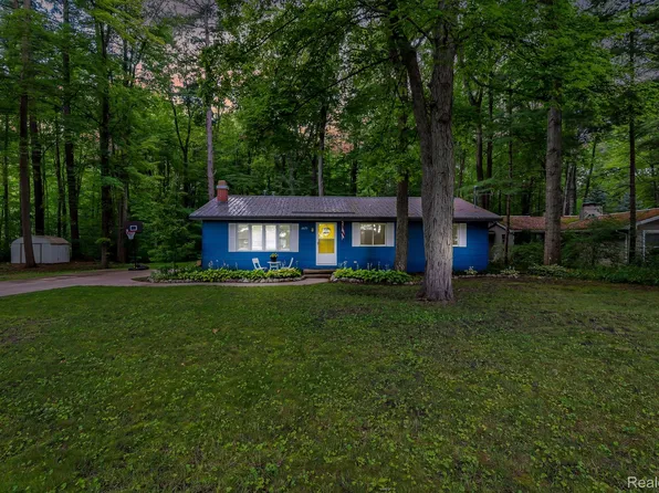 2671 N Peterson Dr, Sanford, MI 48657