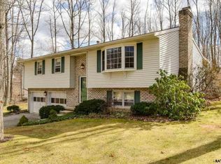 52 Casino Dr, Hanover, PA 17331