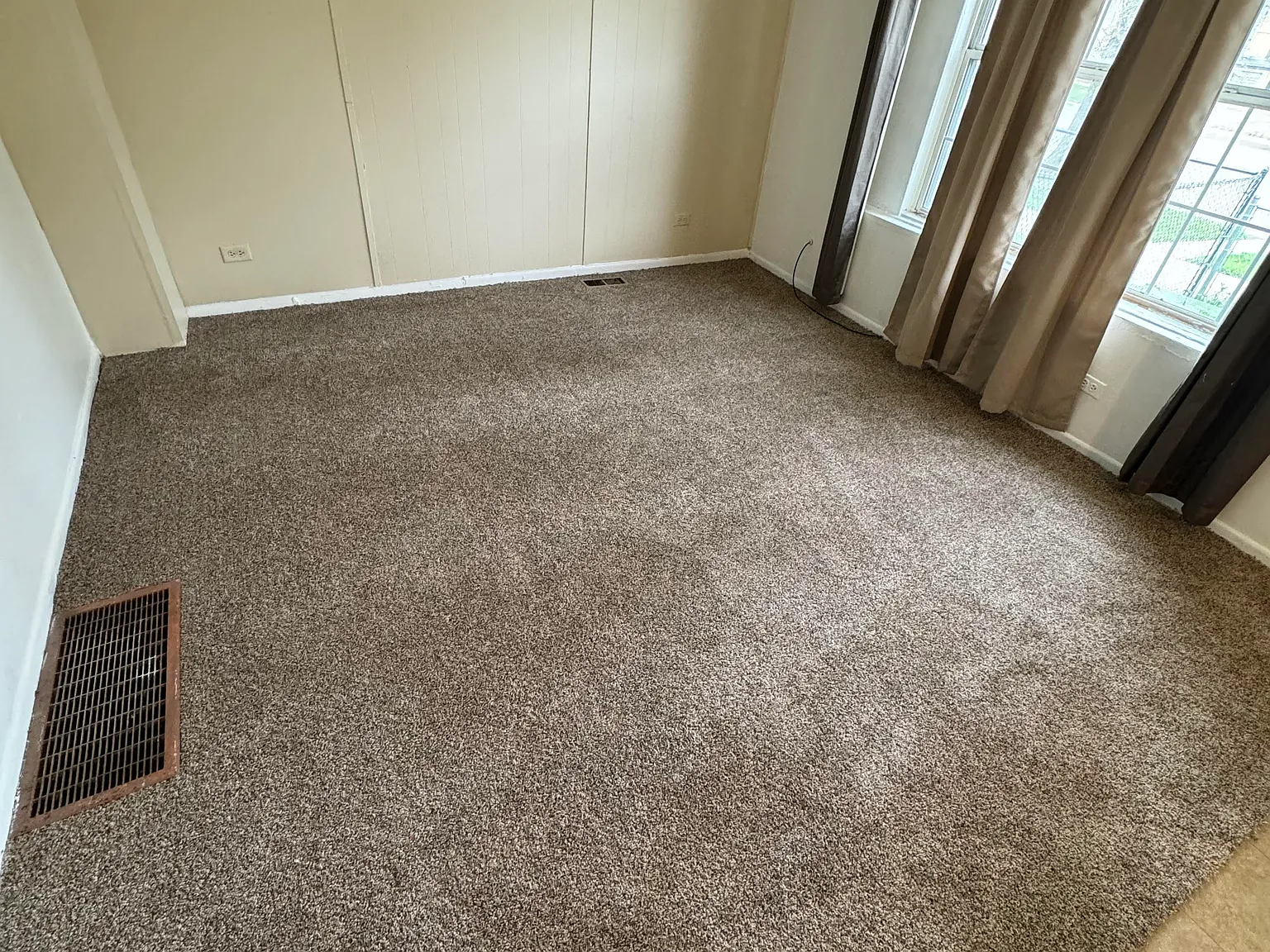 4 bed, 1.5 bath, 1800 sqft, $2,300 — Photo 2