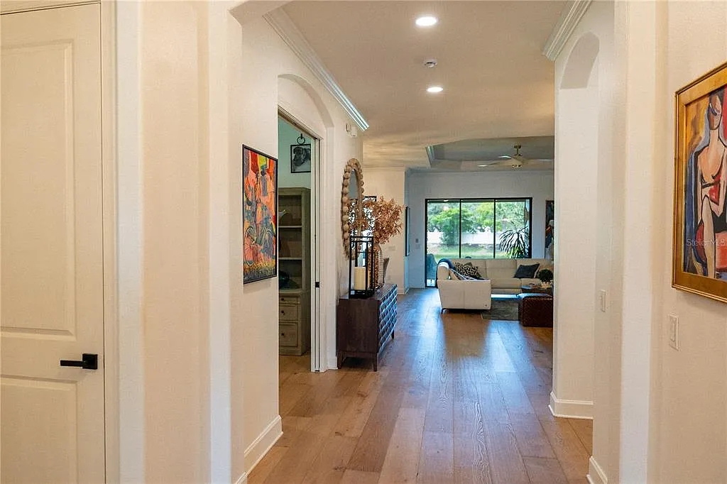 3 bed, 3.0 bath, 2358 sqft, $10,000 — Photo 4