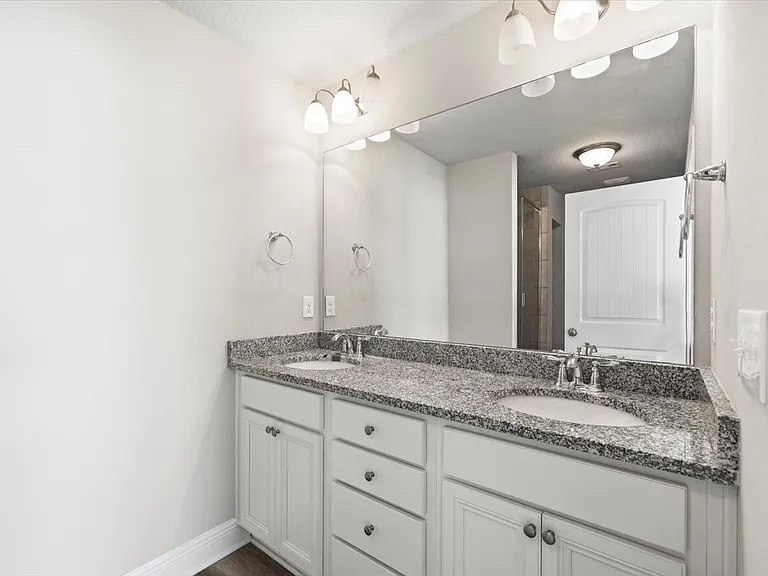 65 Crossing Laneunit F — Photo 6