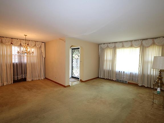 3rd image of 4803 Oak Park Dr