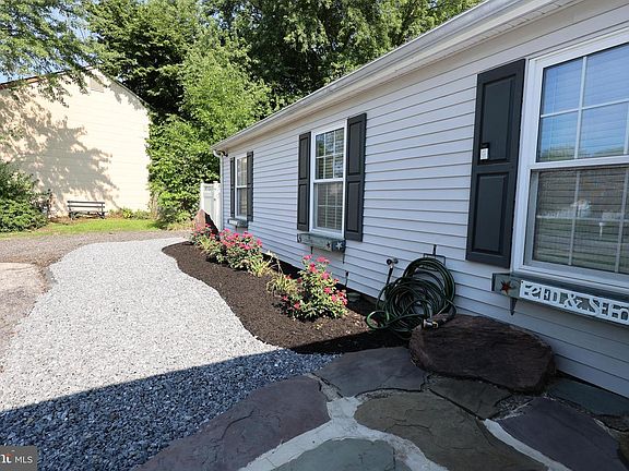 5th image of 8 Holmes Ln