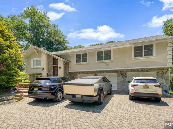 318 Briarcliff Ln, Paramus, NJ 07652