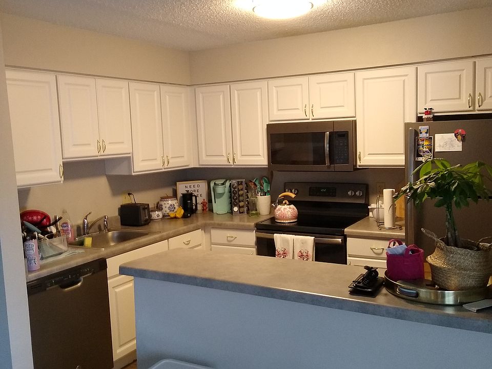 Big, airy kitchen with modern appliances.