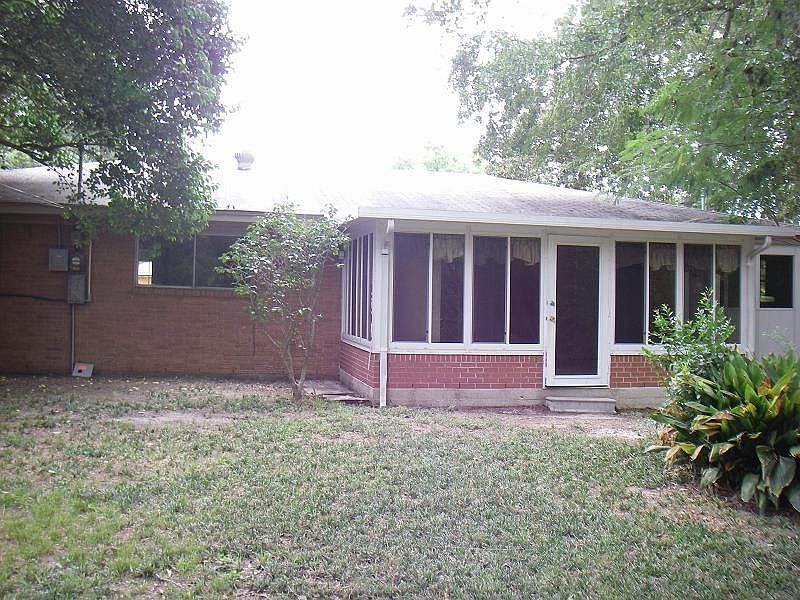 2nd image of 1910 Pleasant St