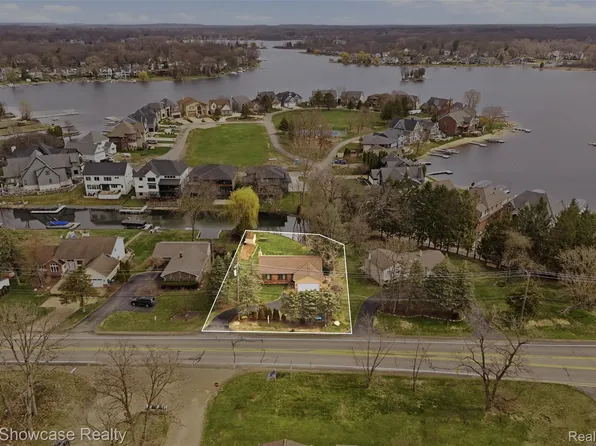 3330 Benstein Rd, Commerce Township, MI 48382