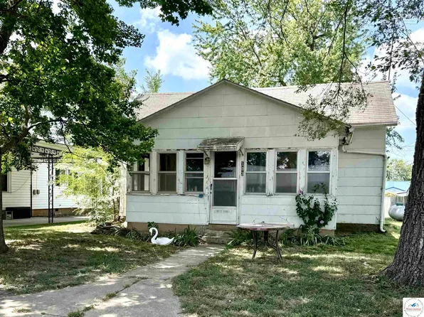 103 N Hickory St, Cole Camp, MO 65325