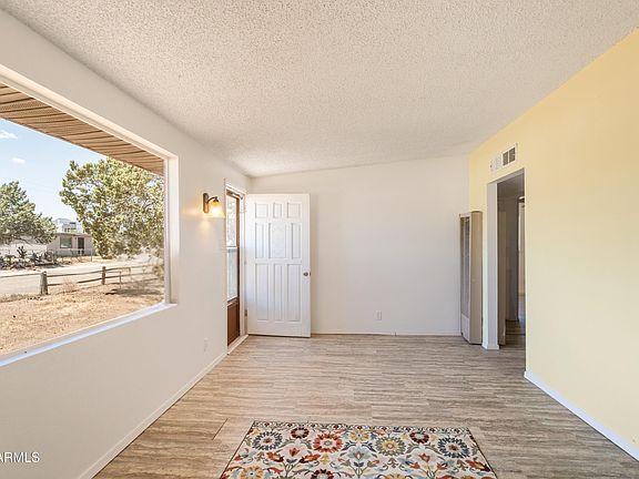 5th image of 127 E APACHE Street
