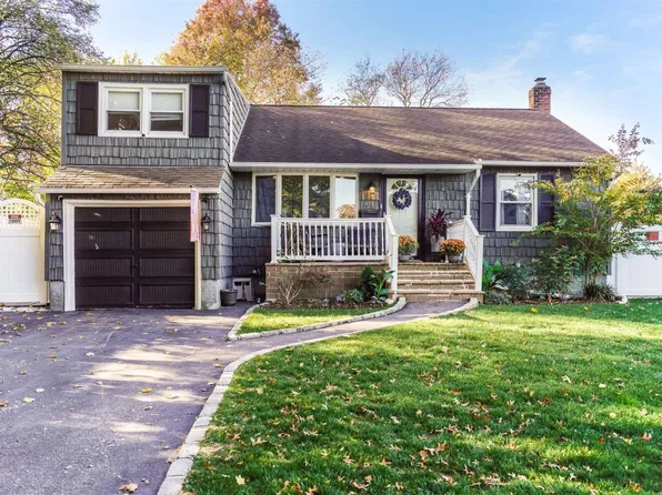 656 Greenman Court, Seaford, NY 11783
