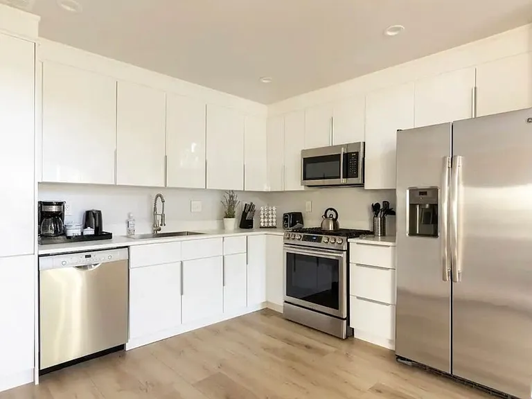 928 E 66th St #1 — Photo 12