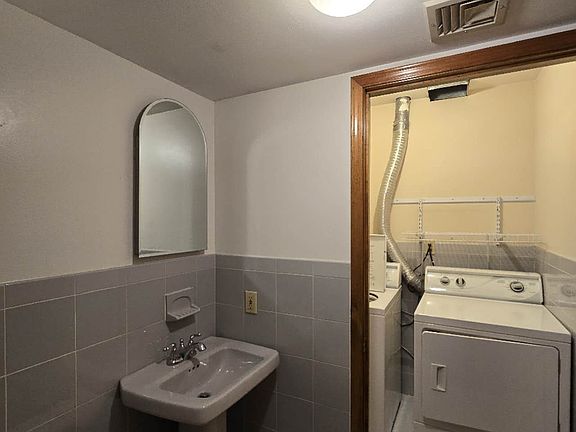 5th image of 44 Hillcrest St Floor 2